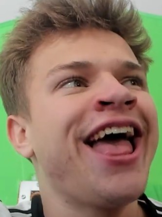 Jynxzi gaming setup profile photo